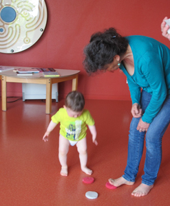 bébé joue et copie